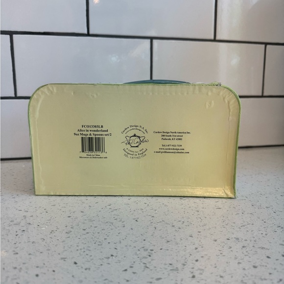 Alice in Wonderland Themed Mug Set with Carrying Case - Picture 7 of 12